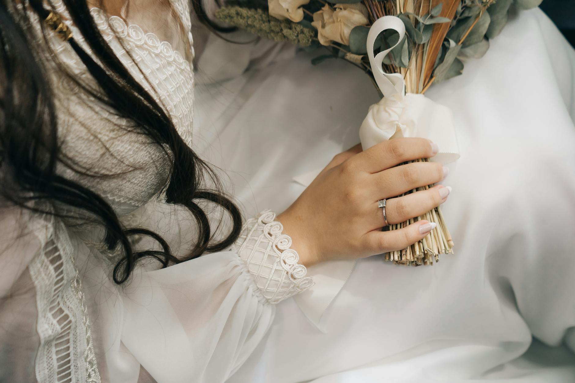 Spitze, Blumen und Hände